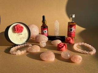 ✨ Únor. Měsíc, kdy se všude mluví o lásce. A my bychom rádi připomněli tu nejdůležitější: lásku k sobě. ✨ Růženín je kámen...