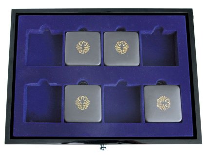 Lakovaný dřevěný šuplík, s 8 poli v rozměru 65×65 mm, vysoká 18 mm