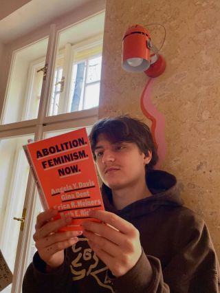 I když už fakt chceme jaro, venku je furt pěkná zima! A co dělat lepšího, než číst? Pro super knížky si můžete dojít k...