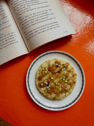 Přijďte k nám na kafe, cookies nebo knihu! Každý týden se teď snažíme samx péct něco dobrého, často právě různé cookies! 🍪