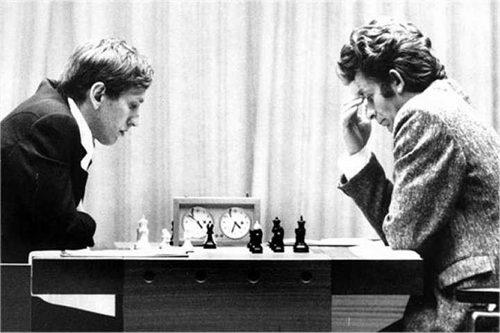Bobby Fischer și Boris Spassky la tabla de șah în meciul pentru titlul mondial de la Reykjavík, 1972