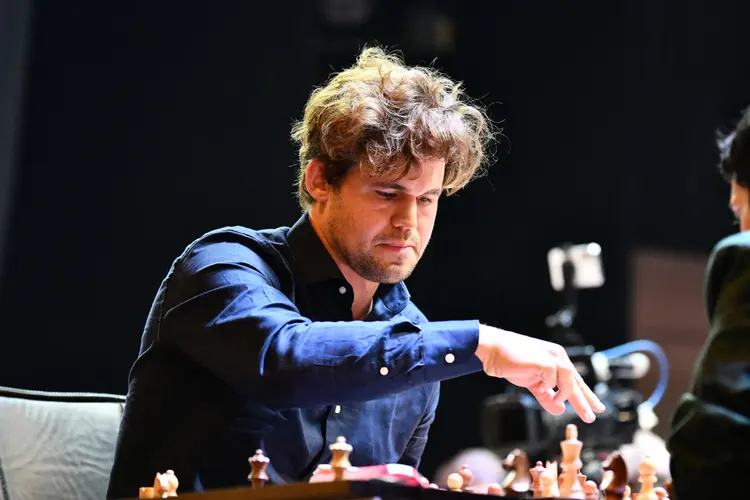 Magnus Carlsen concentrat la tabla de șah în timpul unei partide