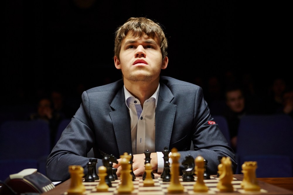 Tânărul Magnus Carlsen concentrat la tabla de șah în timpul unui turneu