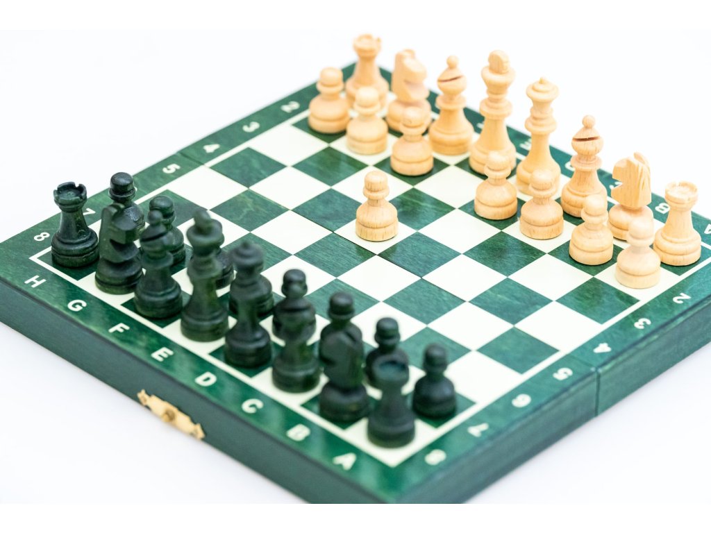 8939 7 magneticke drevene sachy mini zelene