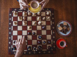 Seri relaxante, râsete alături de familie sau prieteni și timp de calitate la șah — un joc care poate fi savurat de toate...