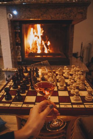 Seri relaxante, râsete alături de familie sau prieteni și timp de calitate la șah — un joc care poate fi savurat de toate...