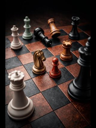 ♟️📖 O tablă de șah. O citată. O carte. „Pe această tablă de șah, regulile depind de cine visează.” Ce carte cunoscută îți...