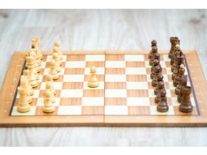 Caissa fa összecsukható sakk-készlet