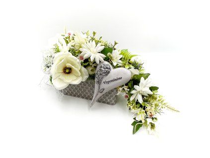 Aranžmá v bílých tónech se srdíčkem