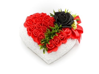 Betonové srdce s červenými růžemi