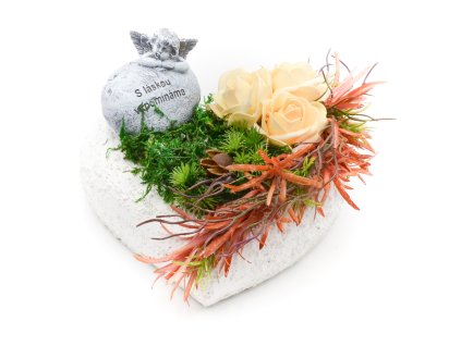 Betonové srdce s mechem a meruňkovými růžemi