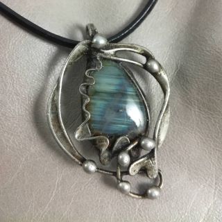 A máme tu opět labradorit😊. Je neuvěřitelné, jak je každý kousek jiný. Jeden hraje do zelena, druhý je spíš šedý, další...