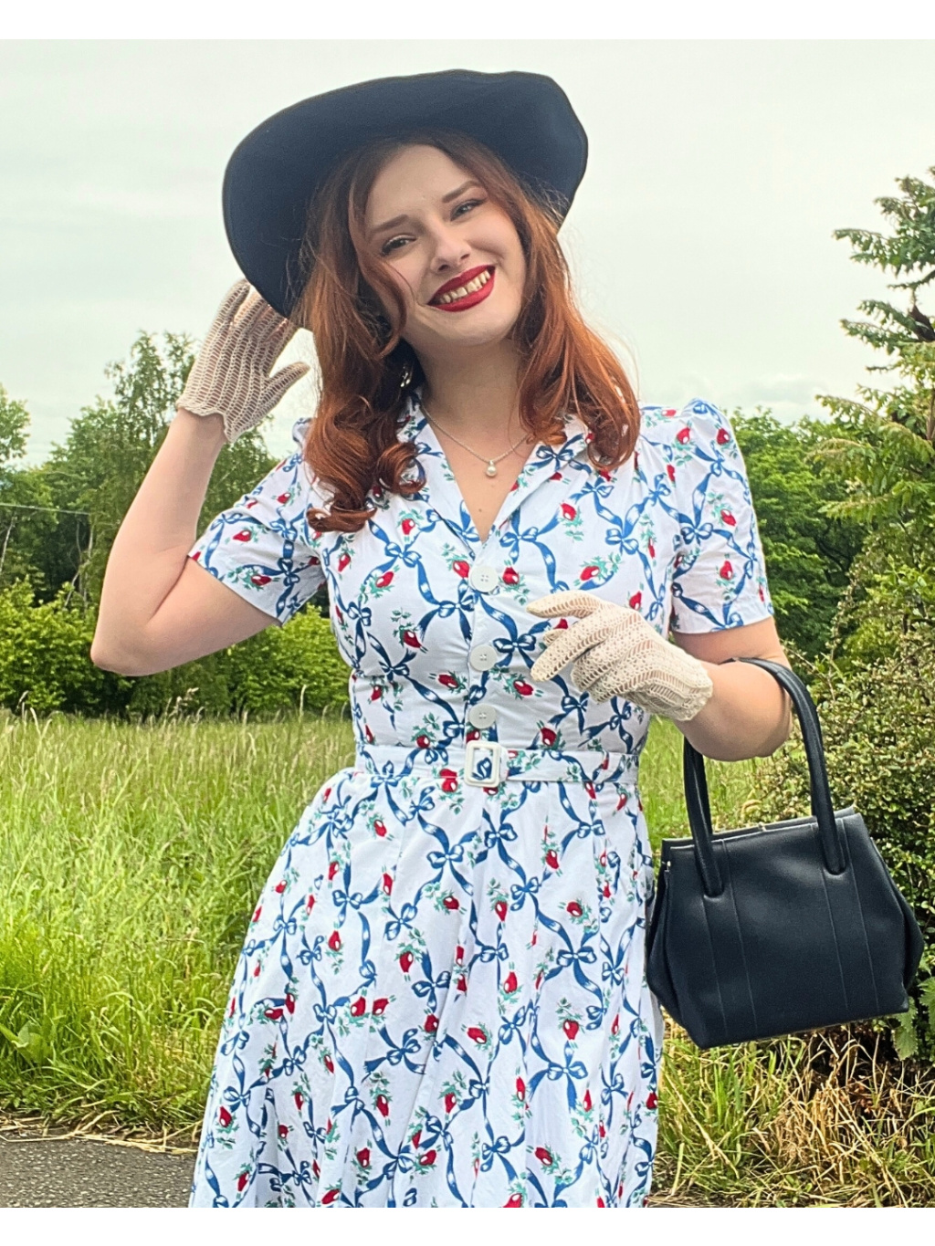 Sukienka koszulowa retro Lisa z spódnicą w kształcie koła - wzór pąków róż