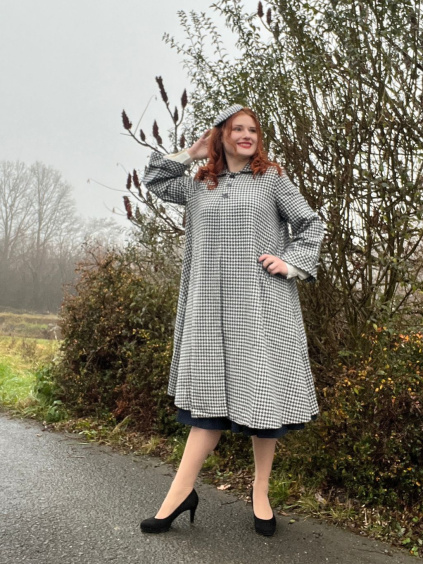 Płaszcz wełniany retro typu swing w kroju litery A – wzór w pepitkę