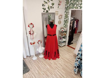 Červene šaty s aplikaciou