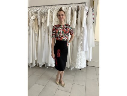 Puzdrová vyšívaná sukňa- čierna