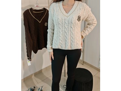 Pletený svetr s copánkovým vzorem