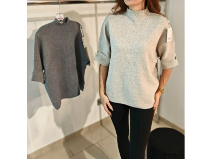 Svetr se stojáčkem a knoflíkem