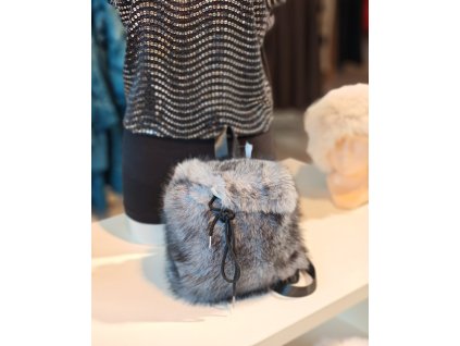 Šedý chlupatý batoh