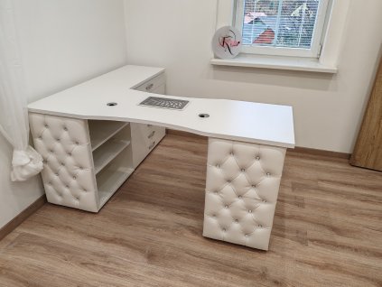 Manikérský stůl XVIII