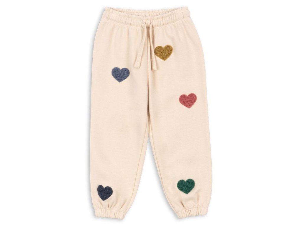 Dětské tepláky v krémové barvě s barevnými srdíčky od Konges Sløjd