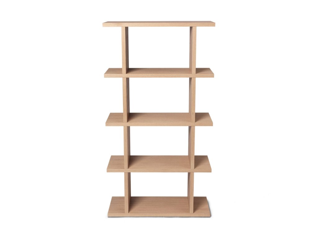 Knihovna tvořená 5 policemi z dubové dýhy v jednoduchém designu od ferm LIVING