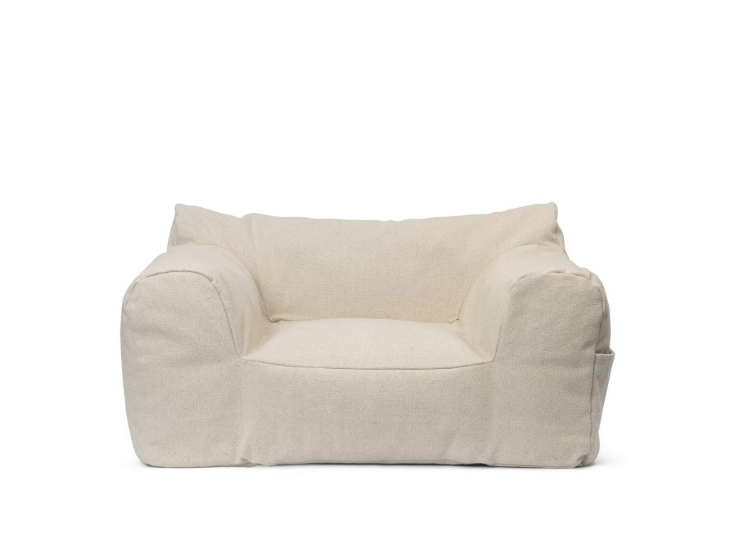 Dětské křesílko do pokojíčku v krémové barvě se dvěma postranními přihrádkami od ferm LIVING