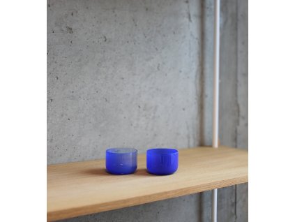 Dvě skleničky "Cobalt Blue" od české značky DECHEM postavené v policovém systému značky MOEBE