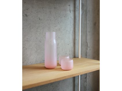 Dvě skleničky "Powder Pink" od české značky DECHEM postavené v policovém systému značky MOEBE. Vedle skleniček je umístěna také karafa značky DECHEM ve stejném odstínu.