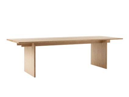 Jídelní stůl Ita OS2 od značky &Tradition z masivního lakovaného přírodního dubového dřeva ve světlém provedení má moderní, minimalistický vzhled a místo nohou má dvě širší dřevěné desky po stranách, které tvoří oporu, deska stolu nohy lehce přesahuje a má délku 260 cm a šířku 95 cm