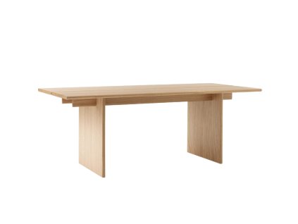 Jídelní stůl Ita OS1 od značky &Tradition z masivního lakovaného přírodního dubového dřeva ve světlém provedení má moderní, minimalistický vzhled a místo nohou má dvě širší dřevěné desky po stranách, které tvoří oporu, deska stolu nohy lehce přesahuje a má délku 200 cm a šířku 95 cm