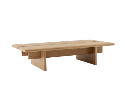 Nízký konferenční stolek Ita OS3 od značky &Tradition z lakovaného přírodního dubového dřeva, stolek je vysoký 25 cm, deska je široká 60 cm a dlouhá 110 cm a skládá se ze dvou prken, která leží na dvou vyplněných dřevěných deskách po boku místo klasických nohou, celý stolek působí elegantním minimalistickým dojmem