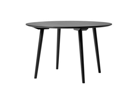 Kulatý jídelní stůl In Between SK4 s průměrem 120 cm od značky &Tradition je z černě lakovaného dubového dřeva, má 4 stojné nohy a jednoduché elegantní linie