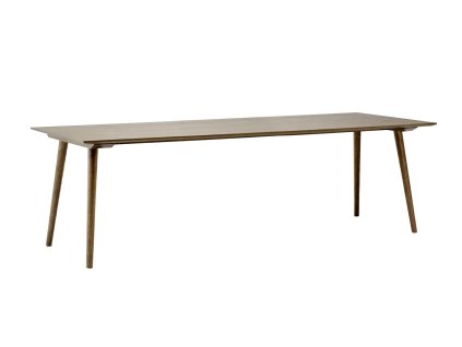 Jídelní stůl In Between SK6 s délkou 250 cm a šířkou 100 cm od značky &Tradition je z lakovaného tmavě mořeného dubového dřeva, má jednoduché linie, působí pevně a elegantně