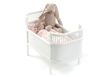 Ručně vyrobená dřevěná postýlka pro panenky od značky Smallstuff v bílé barvě