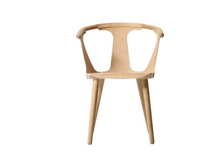 Židle In Between SK1 z masivního dubového dřeva s ergonomicky tvarovanou zadní částí a loketními opěrkami od &Tradition