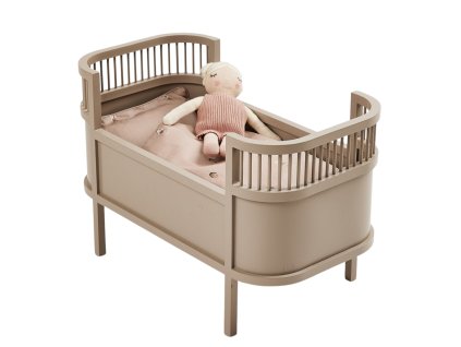 Ručně vyrobená dřevěná postýlka pro panenky od značky Smallstuff v béžové barvě