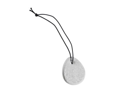 Ozdoba ve tvaru vajíčka z čirého skla na koženém řemínku od DBKD