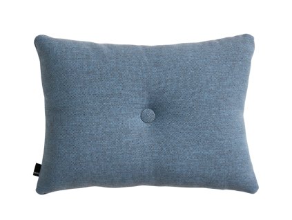 Modrý polštář Dot s ikonickým knoflíkem uprostřed od dánské značky HAY
