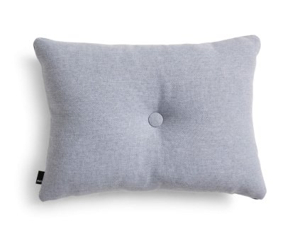 Fialkový polštář Dot s ikonickým knoflíkem uprostřed od dánské značky HAY