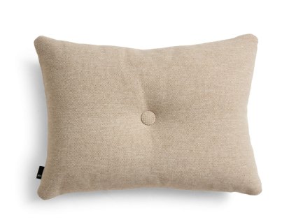 Béžový polštář Dot s ikonickým knoflíkem uprostřed od dánské značky HAY