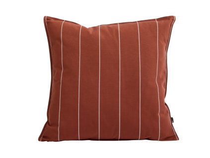 Venkovní polštář s rozměry 60 x 60 cm v červené barvě s bílými proužky od značky HAY