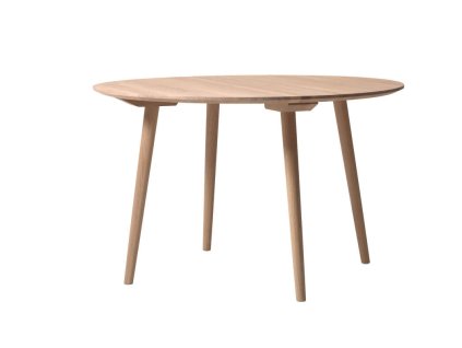 Kulatý jídelní stůl In Between SK4 s průměrem 120 cm od značky &Tradition je z lakovaného přírodního světlého dubového dřeva, má 4 stojné nohy a jednoduché elegantní linie