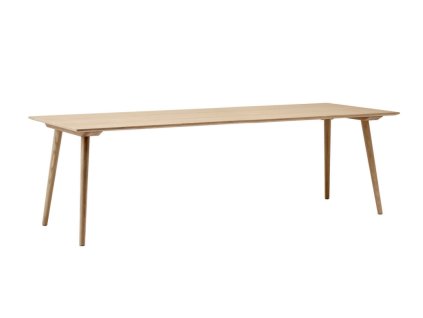 Jídelní stůl In Between SK6 s délkou 250 cm a šířkou 100 cm od značky &Tradition je z lakovaného přírodního dubového dřeva ve světlém provedení, má jednoduché linie, působí pevně a elegantně