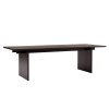Jídelní stůl Ita OS2 od značky &Tradition z masivního lakovaného přírodního dubového dřeva v tmavém provedení má moderní, minimalistický vzhled a místo nohou má dvě širší dřevěné desky po stranách, které tvoří oporu, deska stolu nohy lehce přesahuje a má délku 260 cm a šířku 95 cm