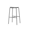 Barová stolička Pavilion AV38 s ocelovou podnoží a dřevěným podsedákem, obojí v černé barvě, od značky &Tradition