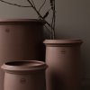 Květináče Kruset "Apricot" ve třech velikostech S,L,XL pro srovnání, od značky DBKD - foceno na tmavém pozadí