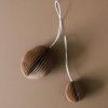 2 velikosti závěsné ozdoby - Papírové vajíčko Ovoid L a S "Terracotta" od značky DBKD - vyfoceno na hnědém podkladu
