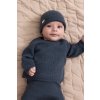 Lifestylová fotka - miminko s tmavě modrou merino čepicí od značky MarMar