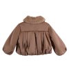 Dívčí zateplená bunda v hnědé barvě s balónovými rukávy a kožešinkou kolem krku -pohled zezazdu s nabíráním